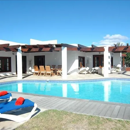 Vila In Puerto Del Carmen Sleeps 8 Includes Swimming Pool And Air Con *