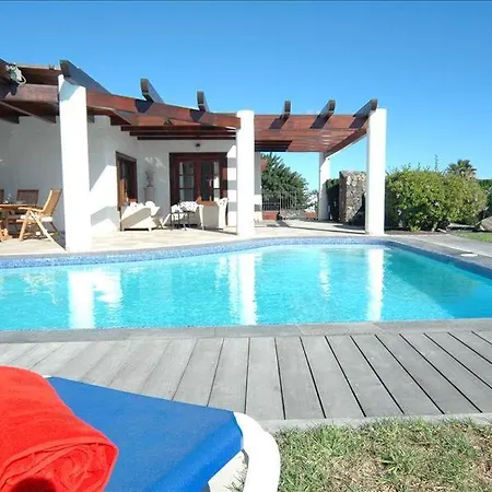 Vila In Puerto Del Carmen Sleeps 8 Includes Swimming Pool And Air Con Puerto del Carmen (Lanzarote)