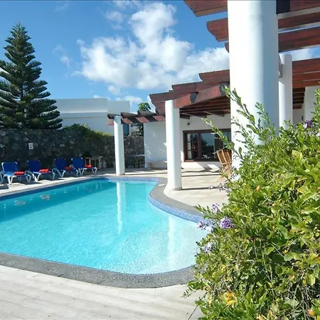 Vila In Puerto Del Carmen Sleeps 8 Includes Swimming Pool And Air Con Puerto del Carmen (Lanzarote)