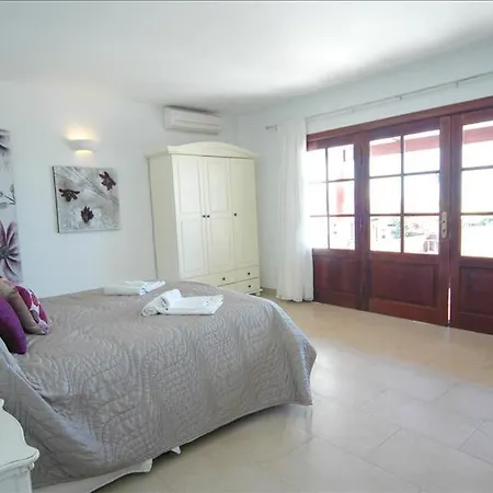 Vila In Puerto Del Carmen Sleeps 8 Includes Swimming Pool And Air Con