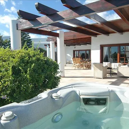 Vila In Puerto Del Carmen Sleeps 8 Includes Swimming Pool And Air Con