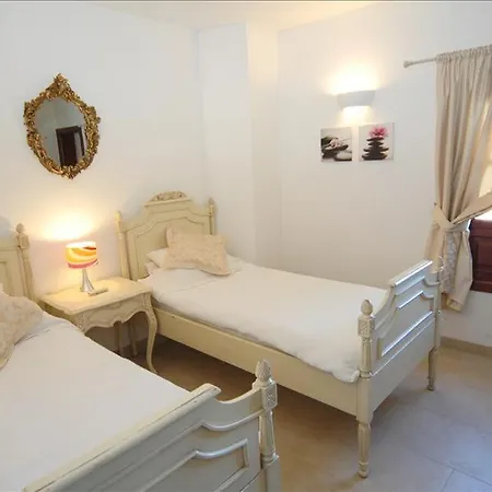 In Puerto Del Carmen Sleeps 8 Includes Swimming Pool And Air Con Vila