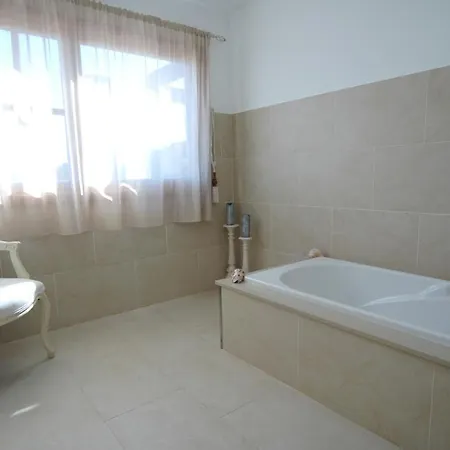 Vila In Puerto Del Carmen Sleeps 8 Includes Swimming Pool And Air Con *