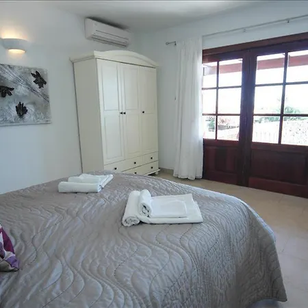In Puerto Del Carmen Sleeps 8 Includes Swimming Pool And Air Con Vila Puerto del Carmen (Lanzarote)