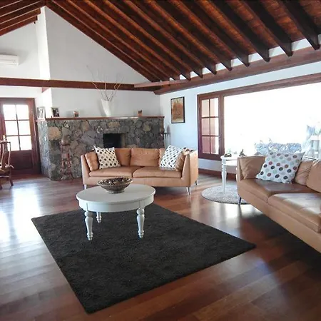 In Puerto Del Carmen Sleeps 8 Includes Swimming Pool And Air Con Puerto del Carmen (Lanzarote)